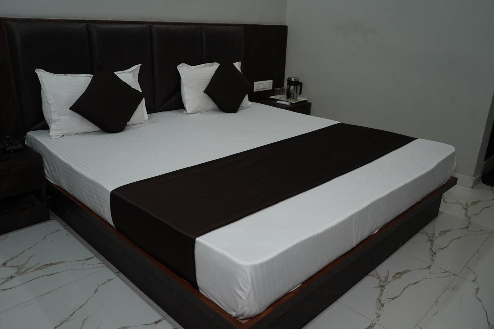 Hotel Pr Villa Gandhinagar Buitenkant foto