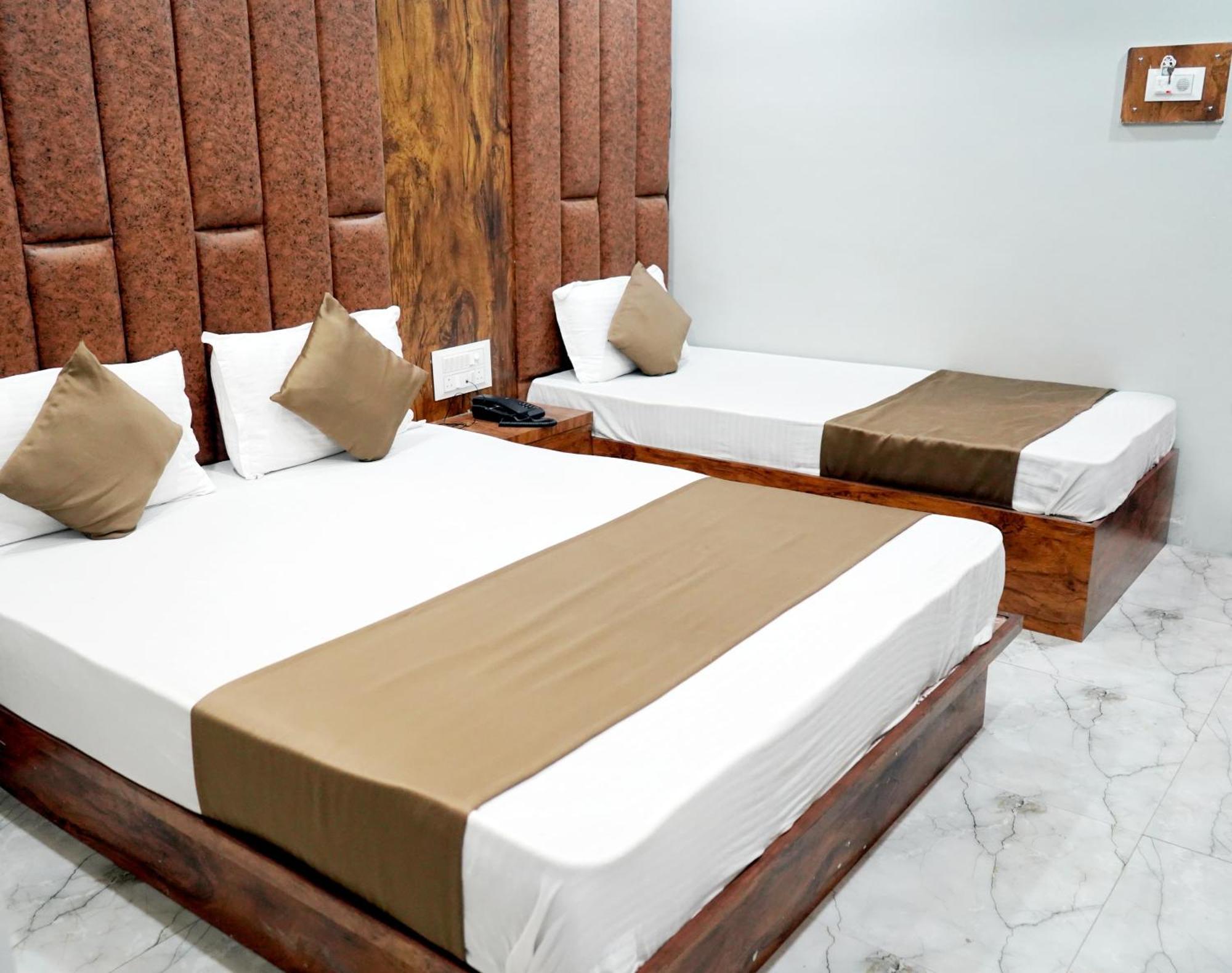 Hotel Pr Villa Gandhinagar Buitenkant foto