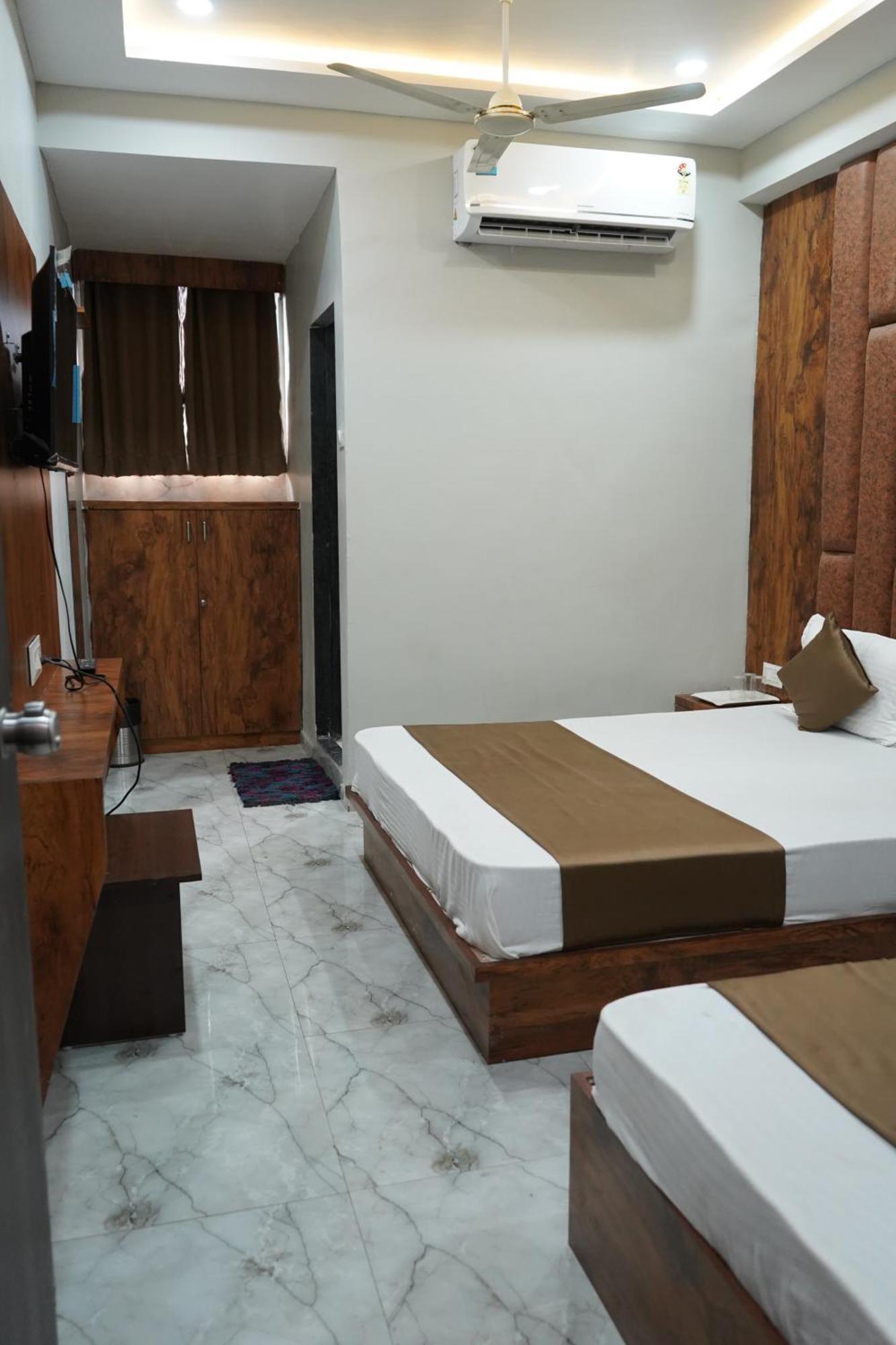 Hotel Pr Villa Gandhinagar Buitenkant foto