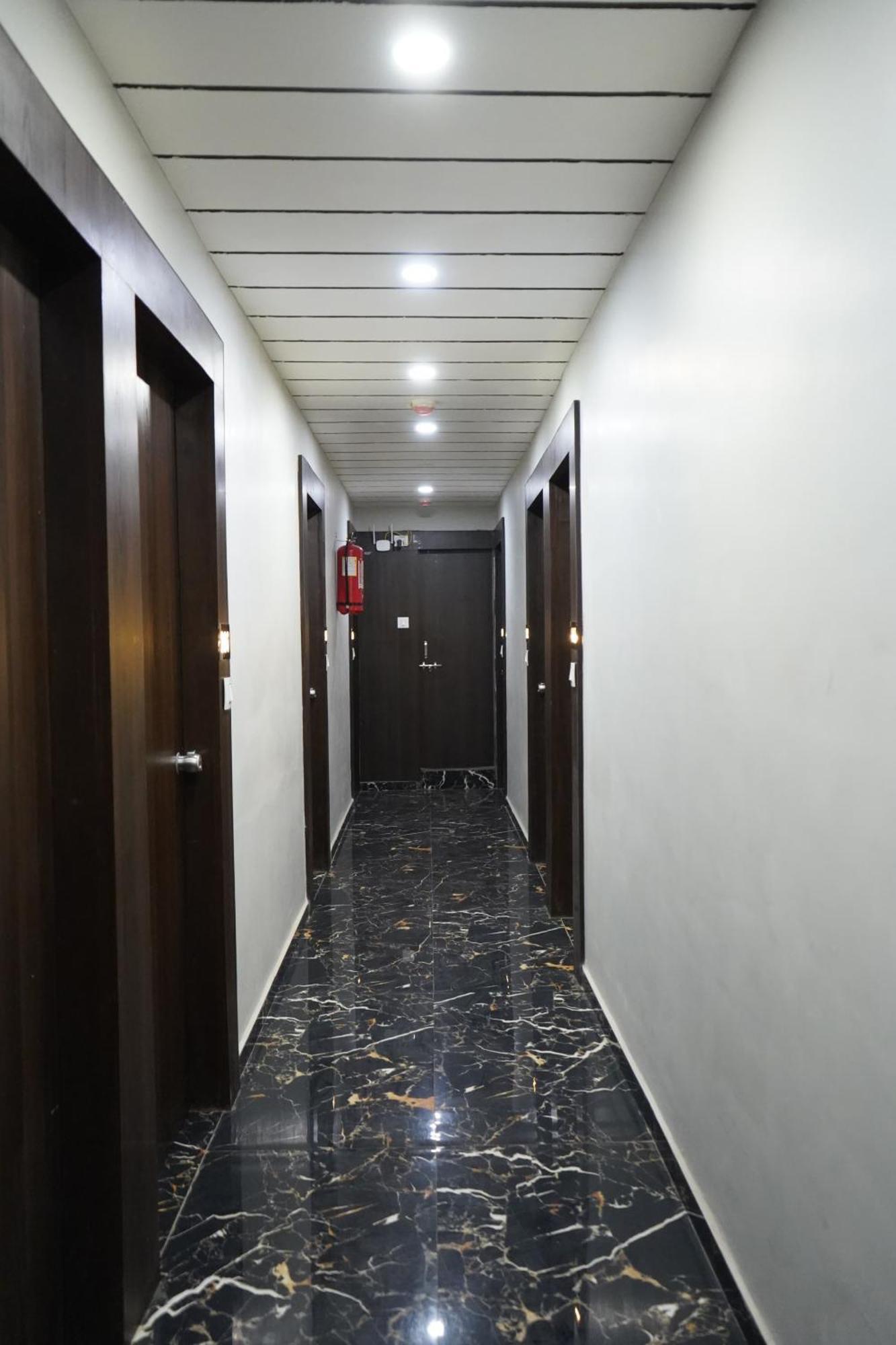 Hotel Pr Villa Gandhinagar Buitenkant foto